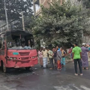 রাজধানীতে দুই বাসে আগুন