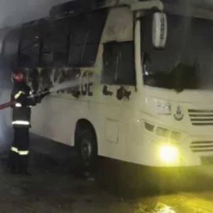 মানিকগঞ্জে স্কুল বাসে আগুন
