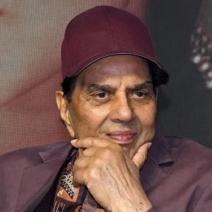 লাইফ সাপোর্টে বলিউডের ‘হি-ম্যান’ খ্যাত অভিনেতা ধর্মেন্দ্র