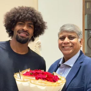 পাঁচ ঘণ্টা দেরিতে ঢাকায় এসে পৌঁছালেন হামজা