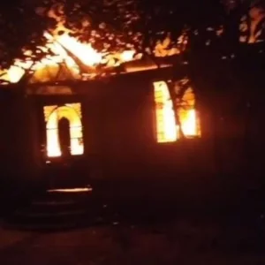 দ্বিতীয় বিয়ে নিয়ে দ্বন্দ্ব, প্রথম স্ত্রীর ঘরে আগুন দিলো স্বামী