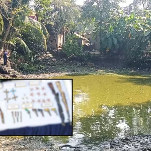 রাউজানে পুকুরে সেচ দিয়ে মাছ নয়, মিললো বিপুল পরিমাণ অস্ত্র-গুলি