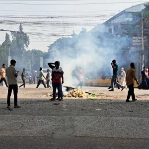বকেয়া বেতন ও কারখানা খোলার দাবিতে আশুলিয়ায় শ্রমিকদের বিক্ষোভ