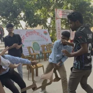 বাসে উচ্চস্বরে কথা বলার জেরে জবিতে দুই পক্ষের দফায় দফায় সংঘর্ষ