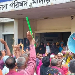 সমিতির আমানত ফেরতের দাবিতে মাদারগঞ্জ উপজেলা পরিষদ ঘেরাও 