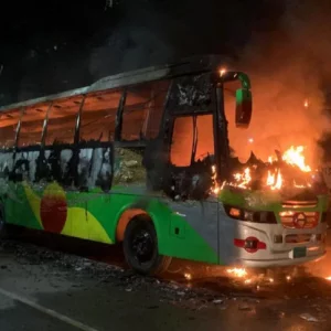 মধ্যরাতে রাজধানীতে তিন বাস ও প্রাইভেটকারে আগুন