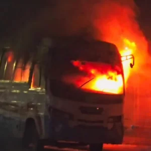 রাজধানীতে আবারও বাসে আগুন