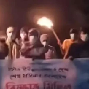 মধ্যরাতে মৃদুস্বরে স্লোগান দিয়ে নিষিদ্ধ ছাত্রলীগের মশাল মিছিল