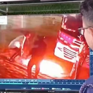 পেট্রল ছিটিয়ে ৪ মিনিটেই বাসে আগুন দিলো মুখোশধারীরা