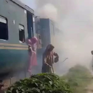 ময়মনসিংহ-নেত্রকোনা রুটে ট্রেনের ইঞ্জিনে আগুন, যোগাযোগ বন্ধ