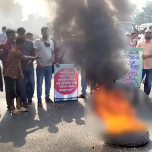 গাজীপুরে টায়ার জ্বালিয়ে বিএনপির নেতাকর্মীদের বিক্ষোভ, যান চলাচল বন্ধ
