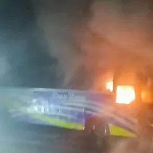 ঢাকা-চট্টগ্রাম মহাসড়কে দাঁড়িয়ে থাকা বাসে আগুন