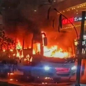 যাত্রাবাড়ীর ধোলাইপাড়ে চলন্ত বাসে আগুন