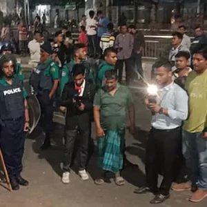 ঢাকা বিশ্ববিদ্যালয়ের টিএসসিতে দুটি ককটেল বিস্ফোরণ