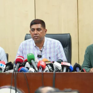 লকডাউনে আতঙ্কের কিছু নেই, টাকার বিনিময়ে স্লোগান দিচ্ছে রিকশাওয়ালারা