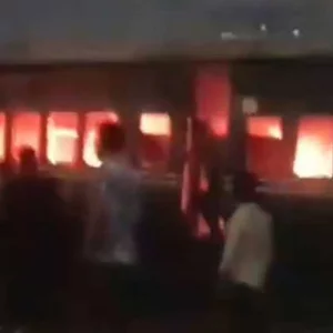 তেজগাঁওয়ে ট্রেনের কোচে আগুন
