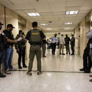 ট্রাম্পের অধীনে আটক শত শত অভিবাসীকে জামিনে মুক্তির নির্দেশ বিচারকের