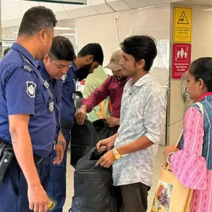 মেট্রো স্টেশনে যাত্রীদের তল্লাশি, রেখে দেওয়া হচ্ছে লাইটার-পানির বোতল