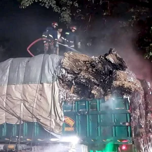 আকিজ পেপার মিলের সামনে পার্কিং করা ট্রাকে আগুন
