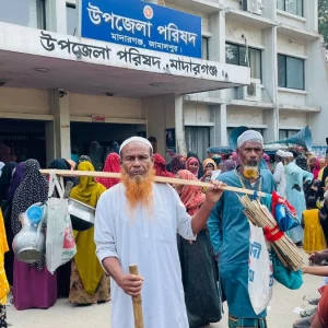 মাদারগঞ্জে টানা তৃতীয় দিনেও উপজেলা পরিষদ ঘেরাও