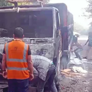 মাদারীপুরে ট্রাকে আগুন, পুলিশের গাড়ি ভাঙচুর