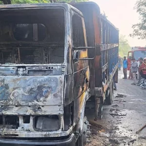 পদ্মা সেতুর সামনে এক্সপ্রেসওয়ে অবরোধ করে ট্রাকে আগুন, ককটেল বিস্ফোরণ