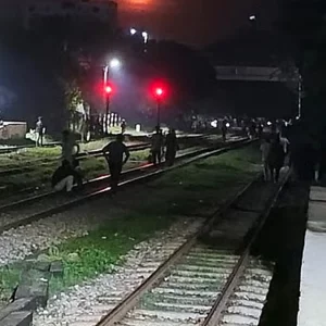 ব্রাহ্মণবাড়িয়ায় রেললাইনে আগুন, আধা ঘণ্টা ট্রেন চলাচল বন্ধ