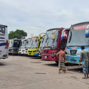 যাত্রী কম দূরপাল্লার বাসে, প্রায় ফাঁকা গাবতলী বাস টার্মিনাল