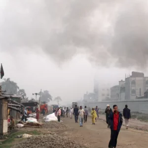রাস্তায় গাড়ি কম, তবু ঢাকার বাতাস ‘খুব অস্বাস্থ্যকর’