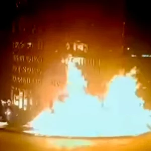 পটুয়াখালীর ঝাউতলায় ‘৩৬ জুলাই’ স্মৃতিস্তম্ভে আগুন