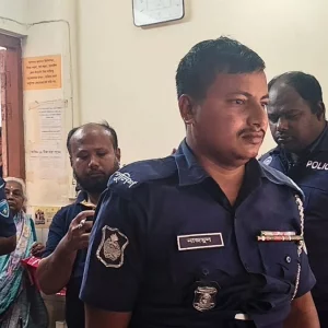 অভিযোগ তদন্ত করতে গিয়ে হামলার শিকার তিন পুলিশ সদস্য