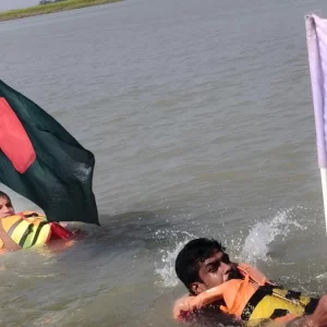 সেতু নির্মাণের দাবিতে সাঁতরে তেতুঁলিয়া নদী পাড়ি দিলো ২২ শিক্ষার্থী