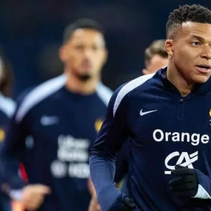 পিএসজির কাছে ২৬ কোটি ইউরো ক্ষতিপূরণ দাবি এমবাপ্পের