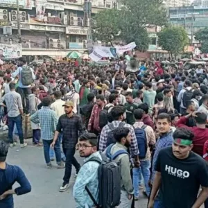 ঢাকা সেন্ট্রাল ইউনিভার্সিটি অধ্যাদেশের দাবিতে ফের সড়ক অবরোধ, ভোগান্তিতে নগরবাসী