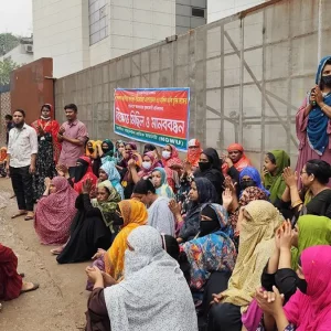 আশুলিয়ায় বকেয়া বেতন পরিশোধের দাবিতে শ্রমিকদের কঠোর আন্দোলনের হুঁশিয়ারি