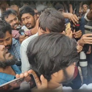 বন্যার টাকার হিসাব চেয়ে হট্টগোল― তোপের মুখে আসিফ মাহমুদ