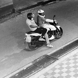 উত্তরায় গার্মেন্টস ব্যবসায়ীর বাড়িতে দুই হেলমেটধারীর গুলি