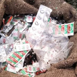 পুরাতন ব্রহ্মপুত্রে নদে জেলের  জালে ধরা পড়ল দুই বস্তা সরকারি ওষুধ