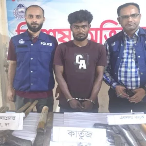 হাটহাজারীতে অভিযানে চারটি দেশীয় একনলা বন্দুক-গোলাবারুদসহ উদ্ধার বিভিন্ন অস্ত্র, আটক ১