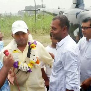 মায়ের স্বপ্ন পূরণ করলেন প্রবাসী দুই ভাই, হেলিকপ্টারে চড়িয়ে গ্রামের বাড়িতে ফিরলেন