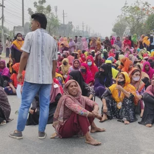 বেতন ও বোনাসের দাবিতে ঢাকা-ময়মনসিংহ মহাসড়ক অবরোধ, ৫০ কিলোমিটার যানজট