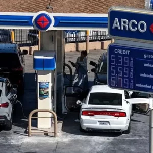 বিশ্ববাজারে তেলের দাম ফের প্রতি ব্যারেল ১০০ ডলার ছাড়ালো