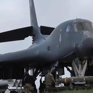 বি-১ বোমারু বিমান মারণাস্ত্রে সজ্জিত করছে যুক্তরাষ্ট্র