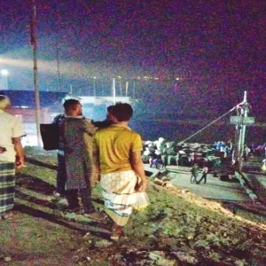 মানিকগঞ্জে ফেরিঘাট থেকে তেলবাহী ট্রাক পদ্মায়, চালক জীবিত উদ্ধার