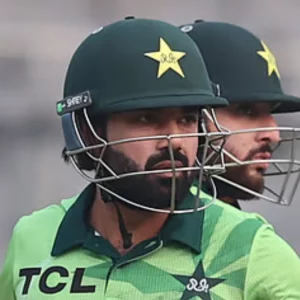 চাপের মুখে সালমানের ফিফটি, বড় সংগ্রহের পথে পাকিস্তান 