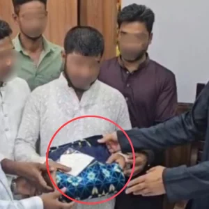 মাদক ছেড়ে থানায় আত্মসমর্পণ: তিন যুবক পেলেন টুপি-তসবিহ-জায়নামাজ