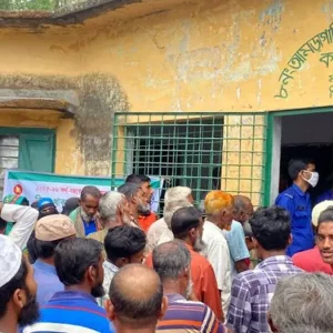 ভিজিএফ চাল বিতরণে জনপ্রতি ১০০ টাকা আদায়ের অভিযোগ, জেলেদের বিক্ষোভ