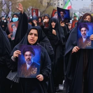 ইসরায়েলি হামলার মধ্যেই নতুন নেতার ছবি হাতে রাস্তায় ইরানীরা