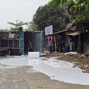 নিয়ন্ত্রণ হারিয়ে উল্টে পড়লো কাভার্ড ভ্যান, মহাসড়কে ছড়িয়ে-ছিটিয়ে ‘ফেভিকলের গ্লু’