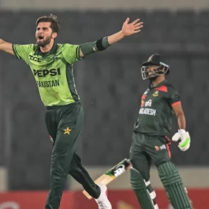 চরম চাপে বাংলাদেশ, বজ্রসহ বৃষ্টিতে খেলা বন্ধ